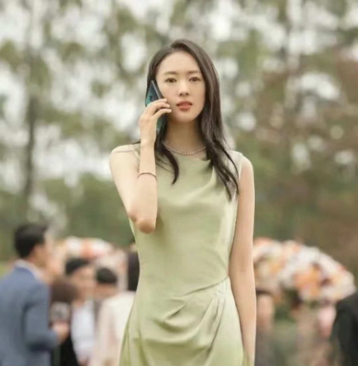 童谣在《三十而已》里扮演顾佳,在《心居》里演顾清俞,在《小日子》里