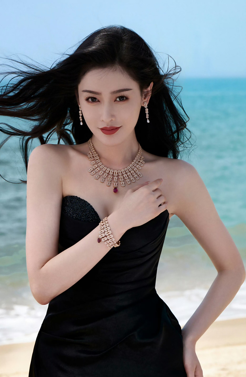 张天爱一身黑色裹胸礼服裙美艳动人心魄,完美诠释优雅的颈肩线条以及