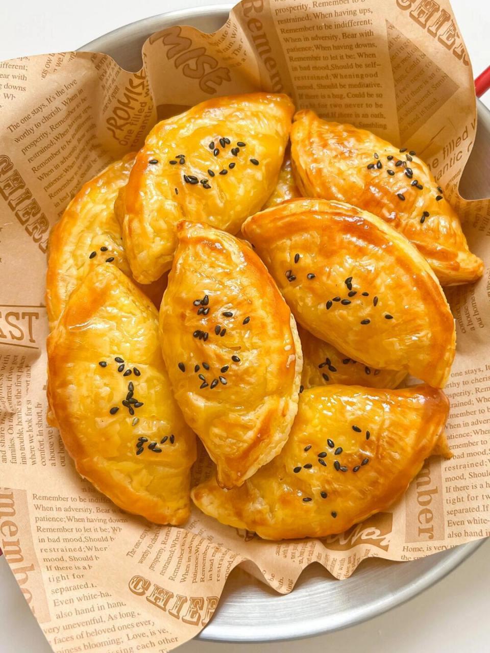 这个时候菠萝甜度刚刚好,菠萝派外皮酥脆,内馅酸甜可口,口感绝绝子