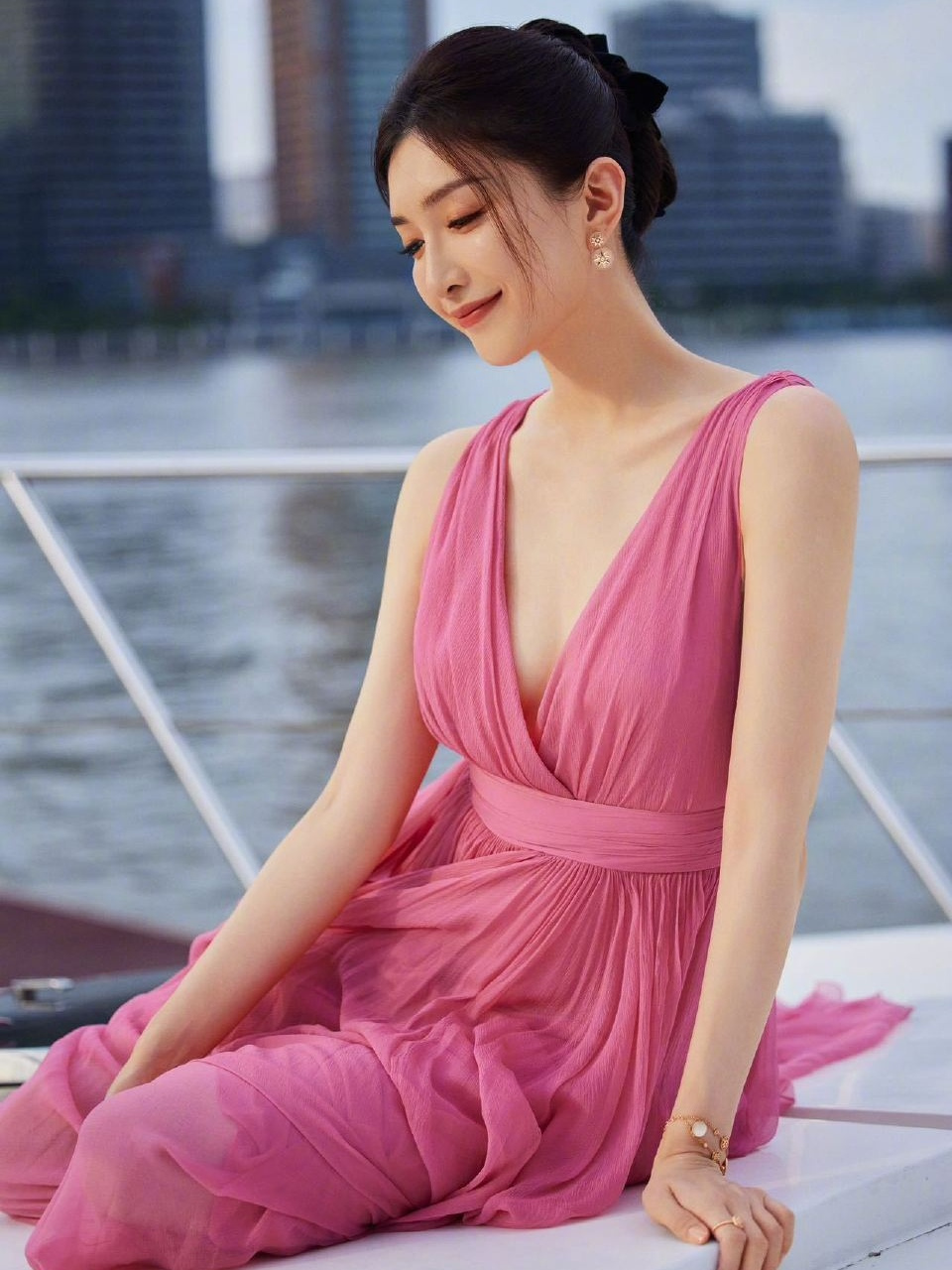 江疏影身穿一袭粉色纱裙,衬的皮肤更加白皙透亮了!