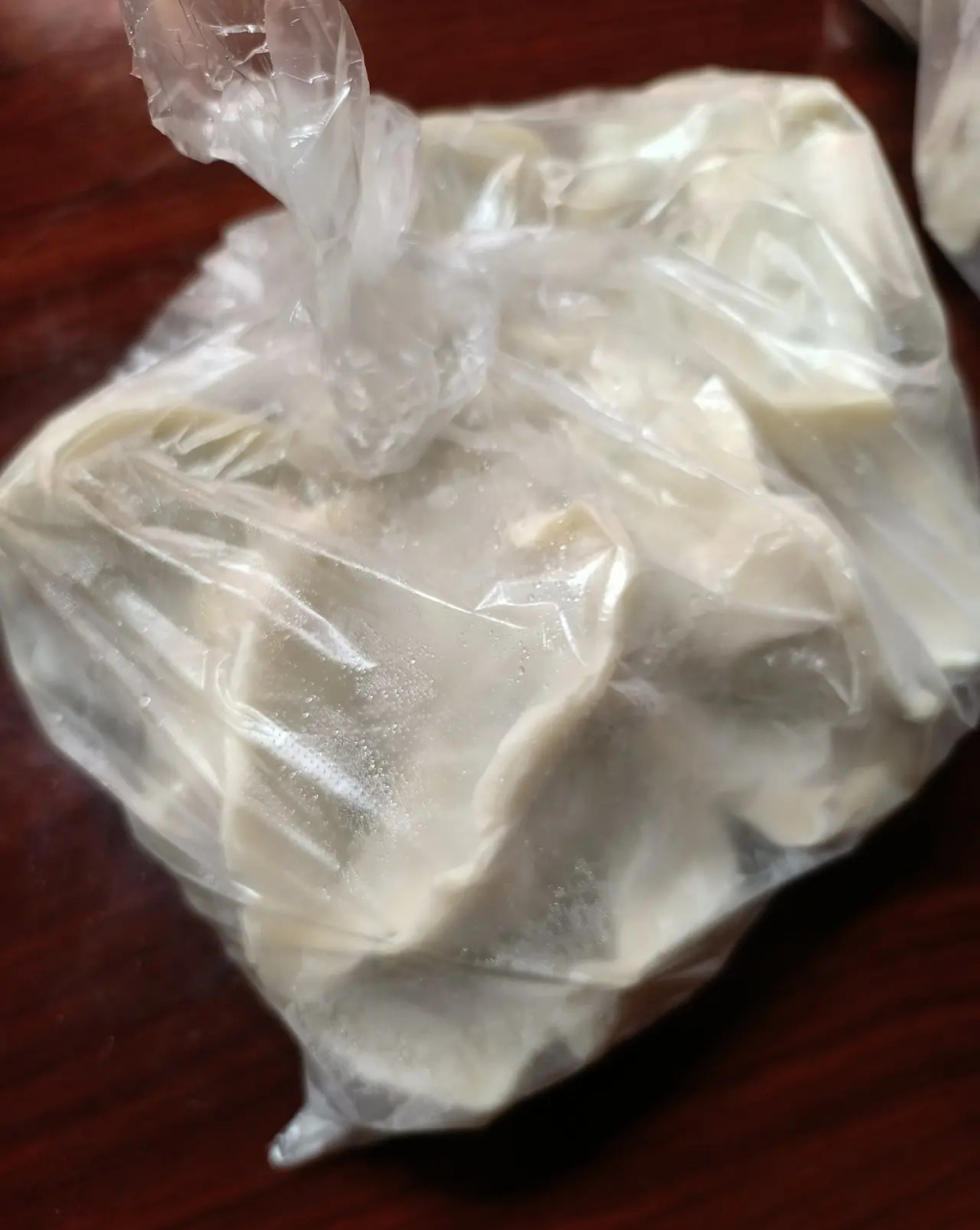 我今天包饺子,饺子皮是菜市场买回来,包好,我就用袋子装起来放冷藏了