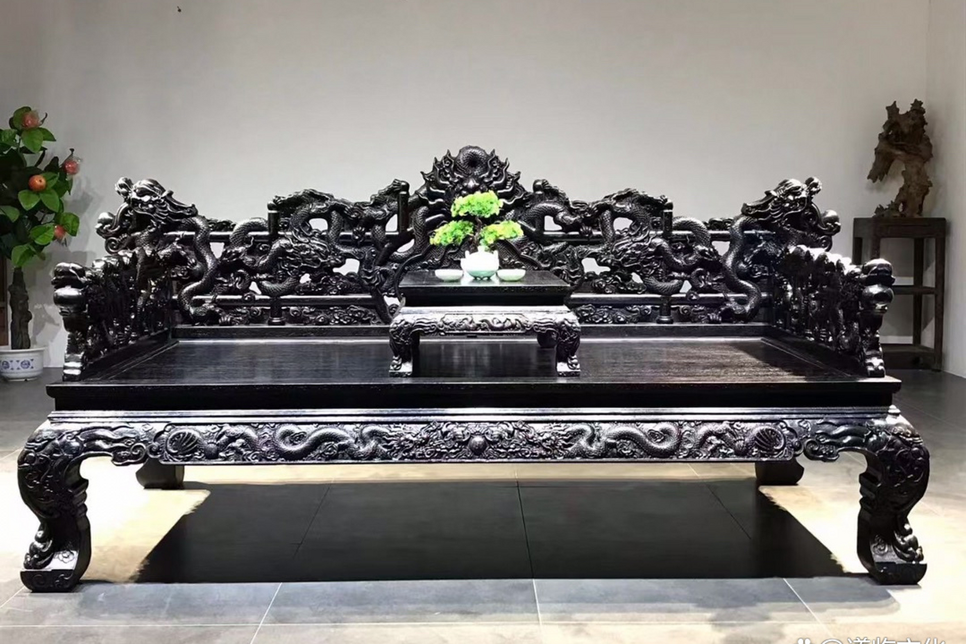 黑金檀纹理独特,密度大,硬度高,常用于高档家具,工艺品;黑檀则更常用