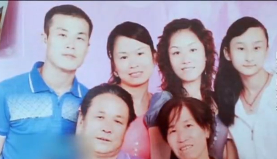 下,陈家俊母亲的身体在半年后恢复健康,但日夜操劳的陈东升又病倒了