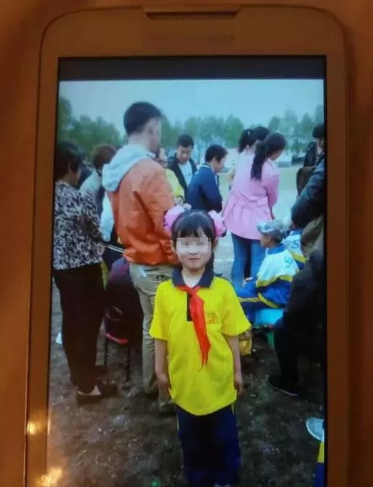 2005年,高朵朵的姐姐小晶染上红斑狼疮去世,年事已高的高卫国夫妻决定