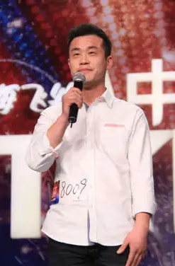 多年后,孙静在陪着陈家俊一起上节目时告诉主持人,她从这时候开始注意