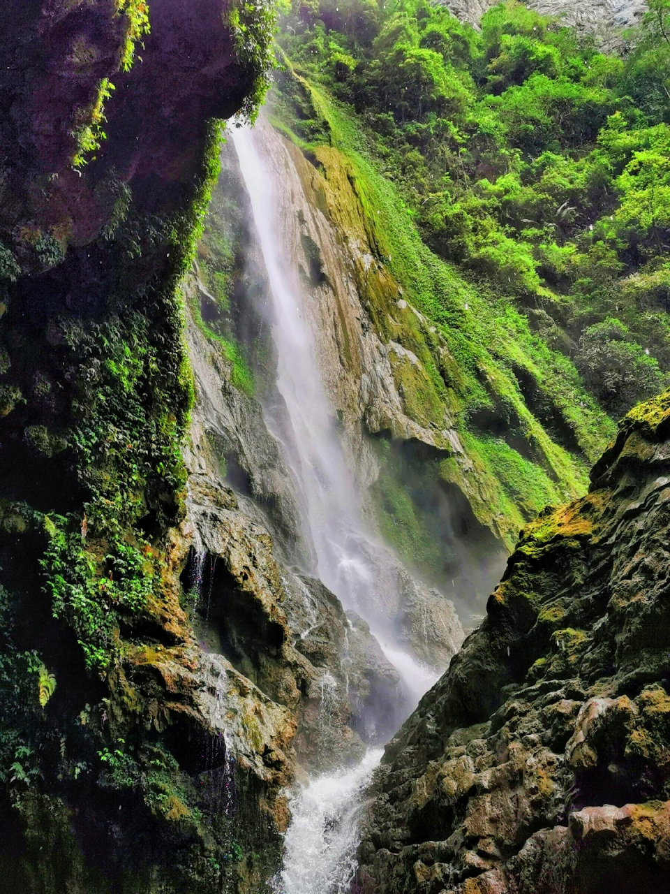 通灵大峡谷国家aaaa级别风景区位于广西百色市靖西市境内,地处北回归