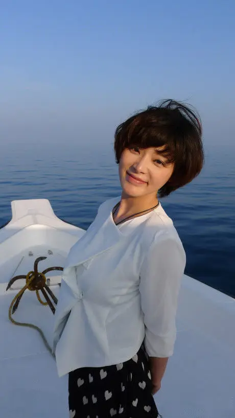 回顾主播胡蝶嫁大12岁导演丈夫婚后生一男一女如今幸福美满