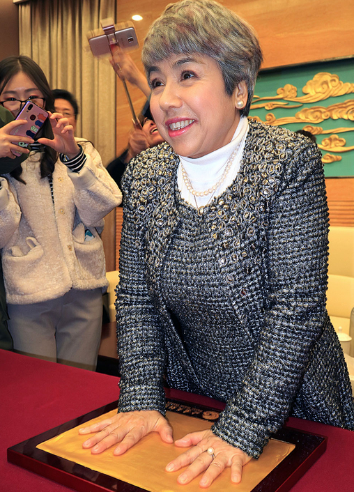 回顾歌手迪里拜尔:26岁成名,中年丈夫离世,晚年回母校当老师