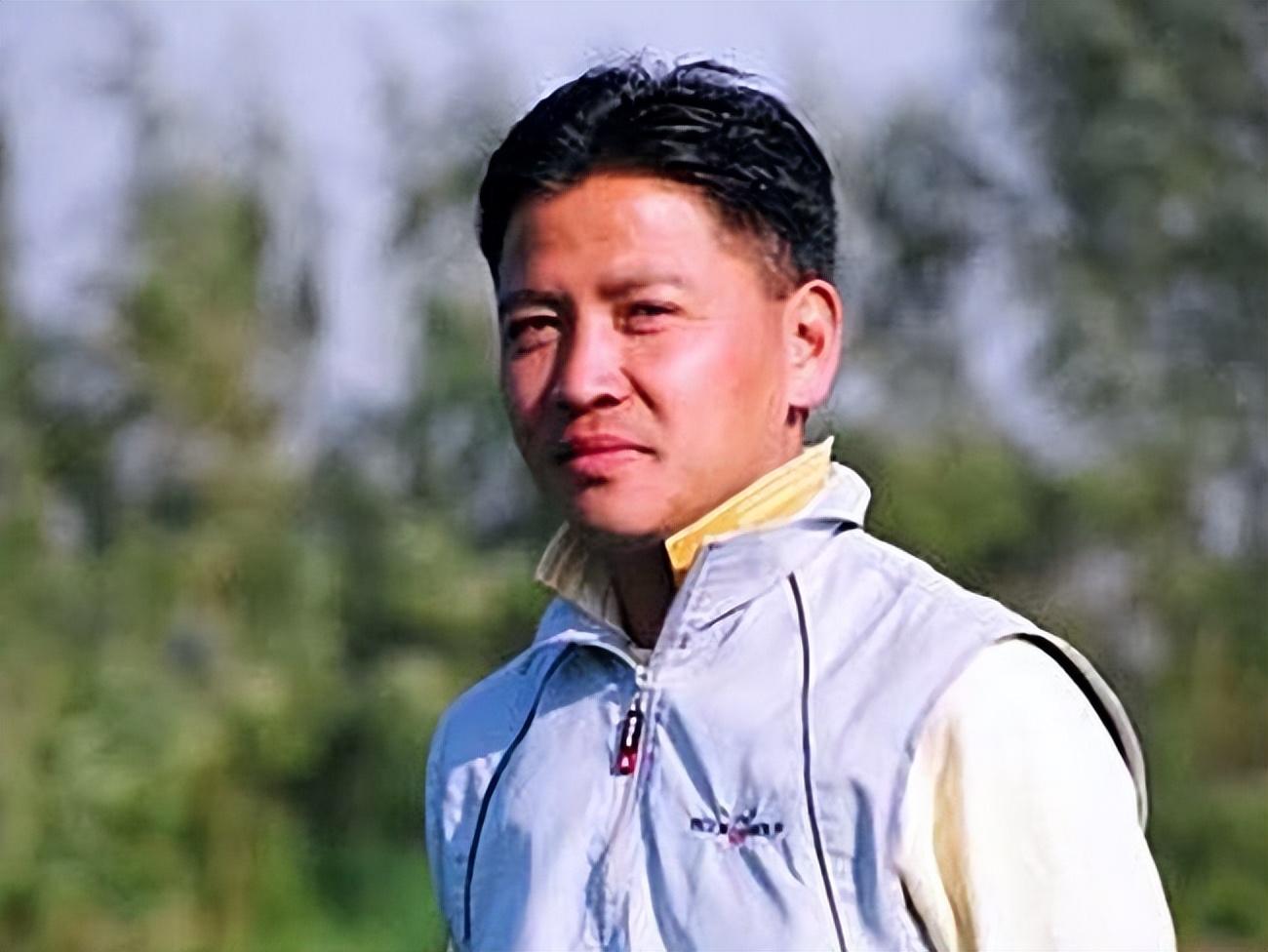 回顾中专生张志铭给首富开车因长相被首富妹妹看上赚65亿身家