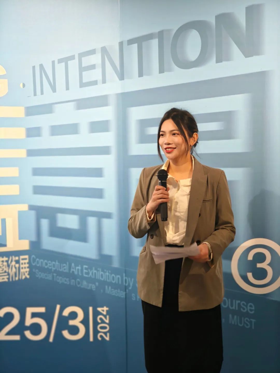 与蓝 》90 x 90 cm 书法 综合材料 2024米娜作品《城市重影》60x90cm