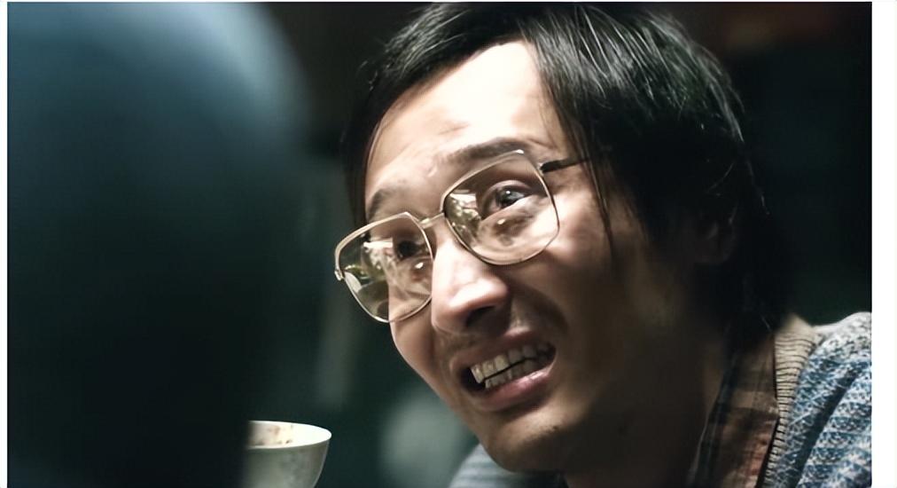 其实这只是冰山一角,从拍摄处女作《少年古惑仔》开始,谢霆锋就不断