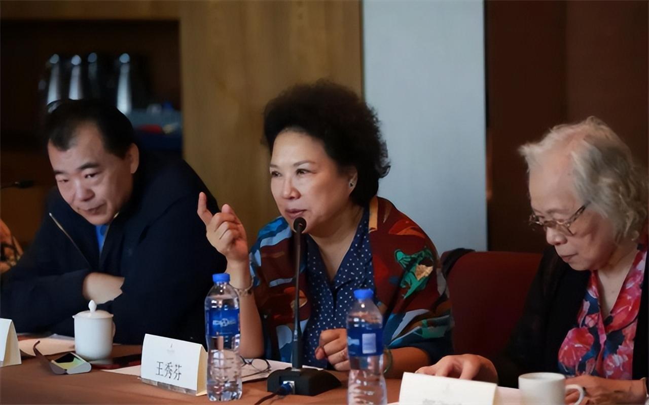 回顾歌唱家王秀芬为程志病逝心痛与大5岁播音员丈夫相爱一生