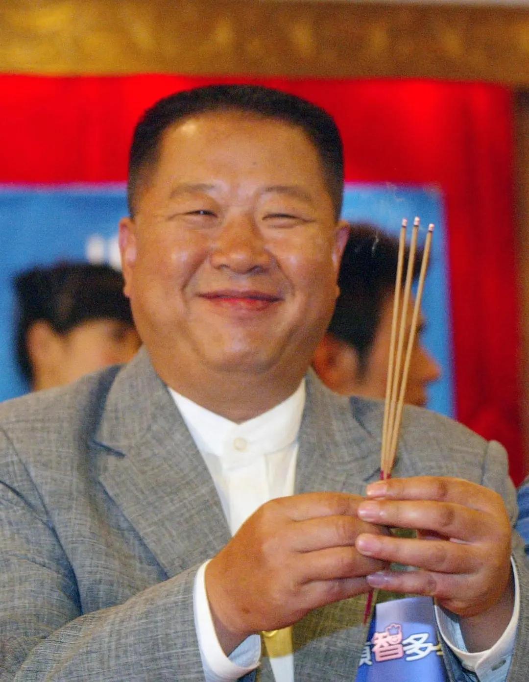 回顾牛振华从食堂大师傅到国际影帝冯巩的搭档48岁酒驾去世