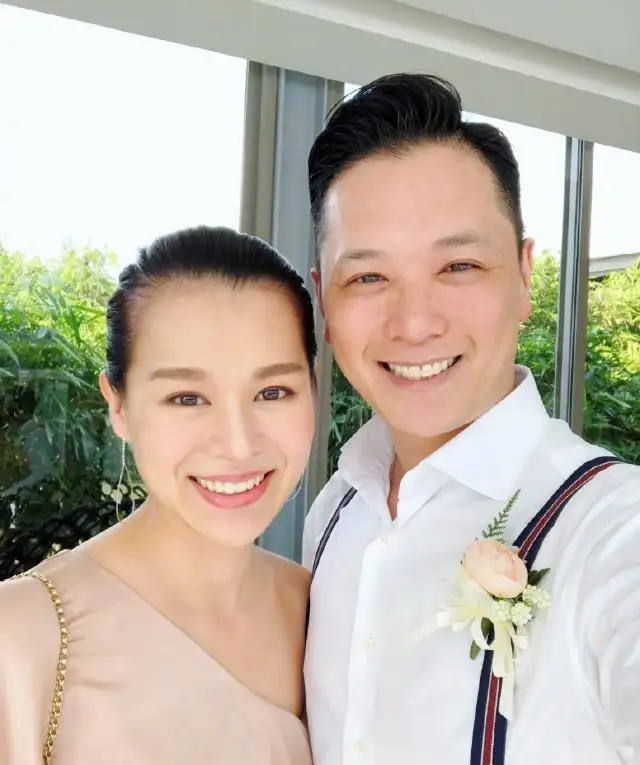 回顾演员胡杏儿:嫁大3岁富豪,婚后连生三胎,如今一家其乐融融