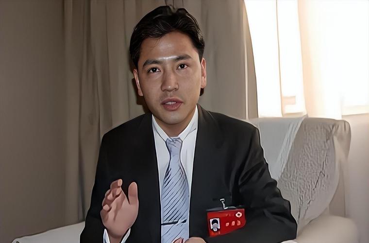 回顾中专生张志铭给首富开车因长相被首富妹妹看上赚65亿身家