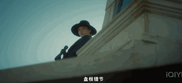 她身穿战衣,站在某栋大楼的天台上,手持枪械瞄准目标,而目标则不断用