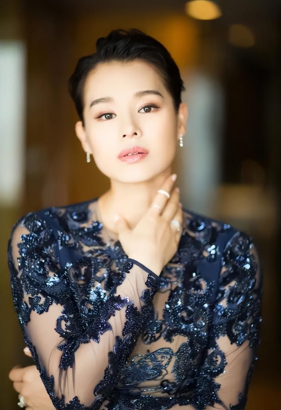 回顾演员胡杏儿嫁大3岁富豪婚后连生三胎如今一家其乐融融