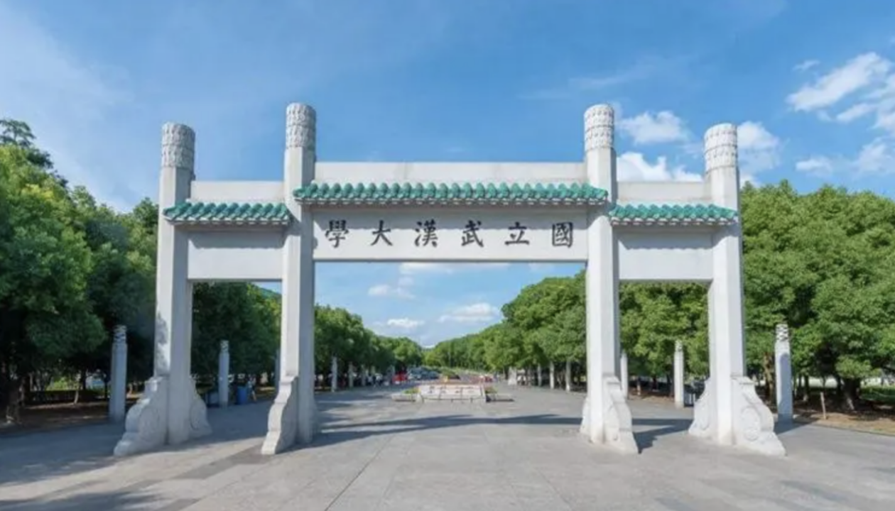 杨元元向学校申请了助学贷款,还在学习之余给自己找了一份兼职补贴