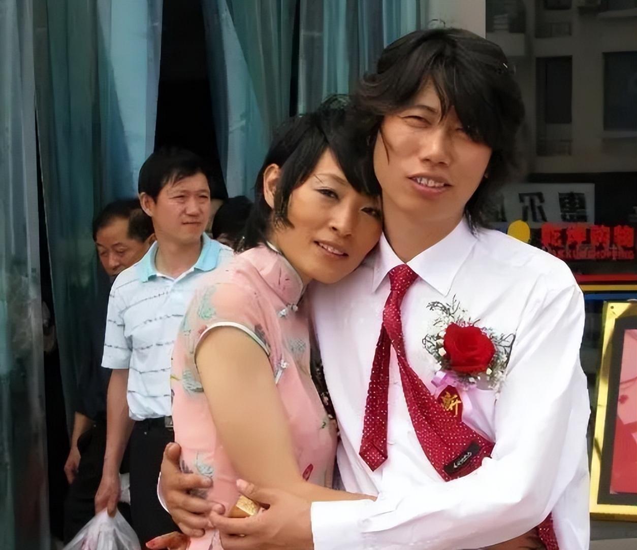 在一次音乐活动上,沈永革和陈琳正热络的聊着天.