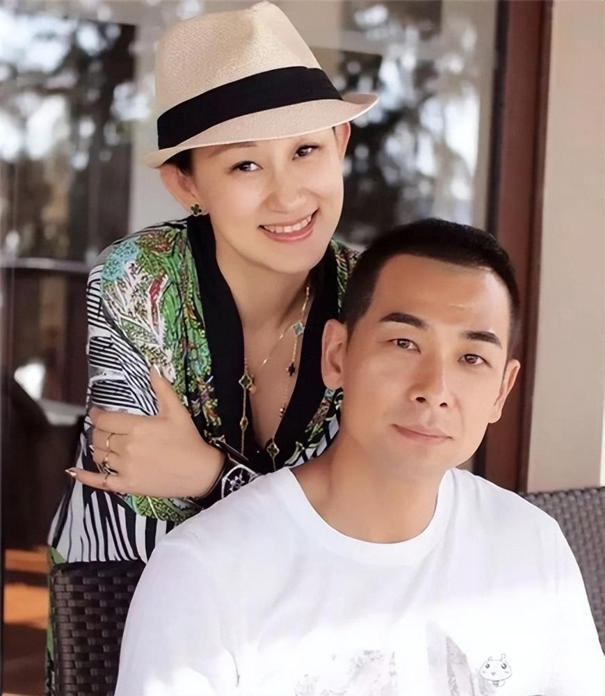 回顾赵文卓娶小8岁东北小丫婚后连生三胎如今一家其乐融融