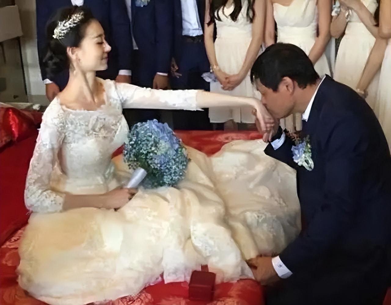 回顾范志毅女儿范斯晶气质优雅爱上30岁土豪与后妈相处和谐