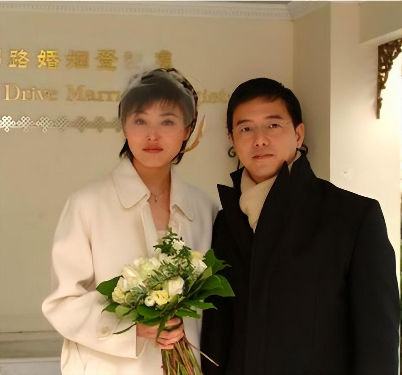 2004年,张延和张锦程领证结婚后回家看望老人,张母看到女儿和张锦程在