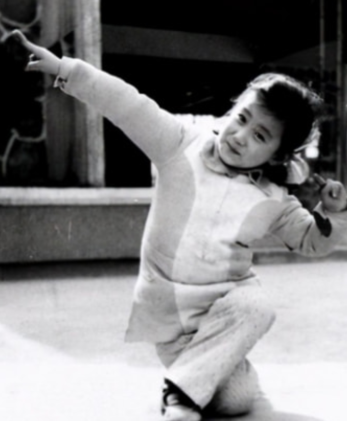 回顾谭晶感恩父母的付出成名后给爸妈补办婚礼37岁为爱生女