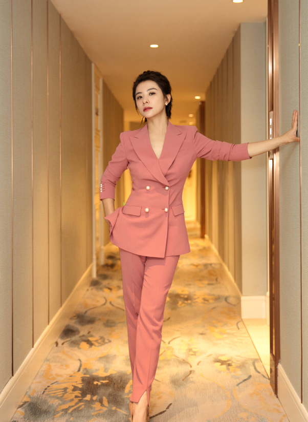 "体操公主"刘璇真敢穿,真空穿西装 喇叭裤,不对称耳环超新潮