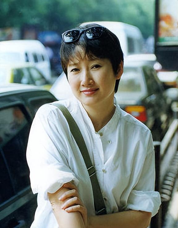 回顾王刚前妻成方圆两次婚姻失败一生无儿女62岁表示有遗憾