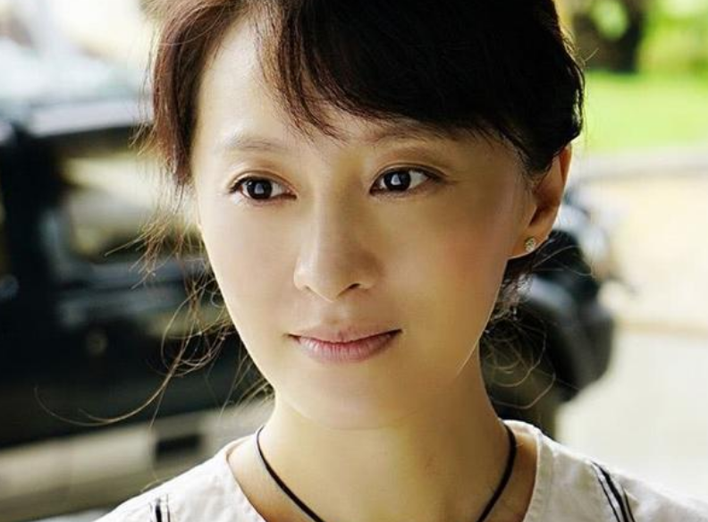 回顾徐露嫌丈夫太丑婚后宁愿不要孩子如今19岁女儿貌美如花