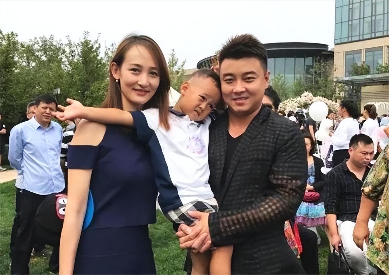 比他小4岁的闫博雅高挑美丽,一下便击中了王皓的心.