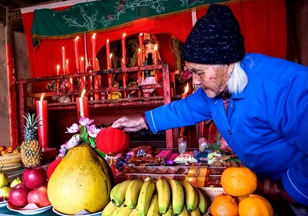中元节与三月三,清明节,寒衣节,被民间统称为"四大鬼节",是祭祀祖先的