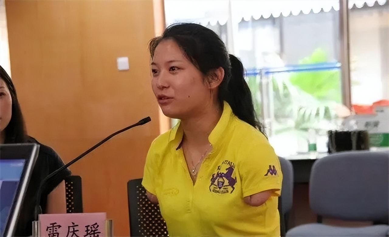 回顾断臂女孩雷庆瑶不幸触电3岁截肢靠双脚逆袭成公益明星