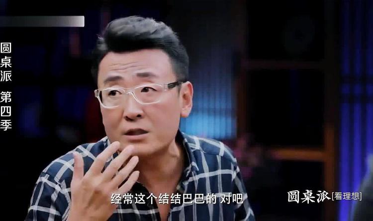 窦文涛出生于1967年的河北,别看他现在在节目中能说会道,其实小时候