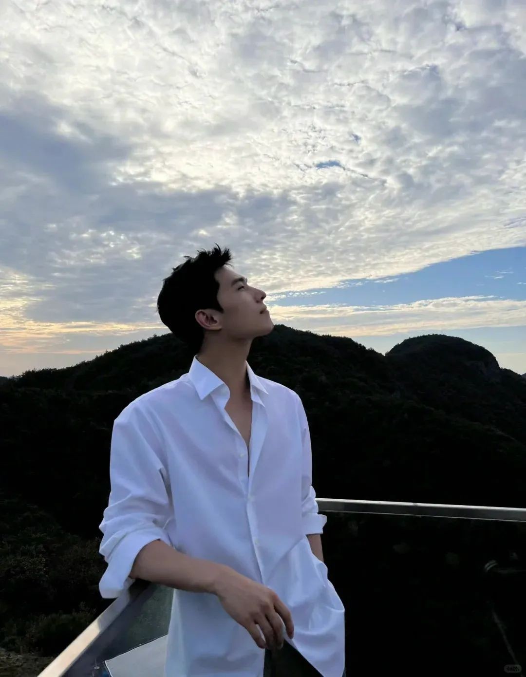 为什么一直说穿"白衬衫"的男人很耐看?