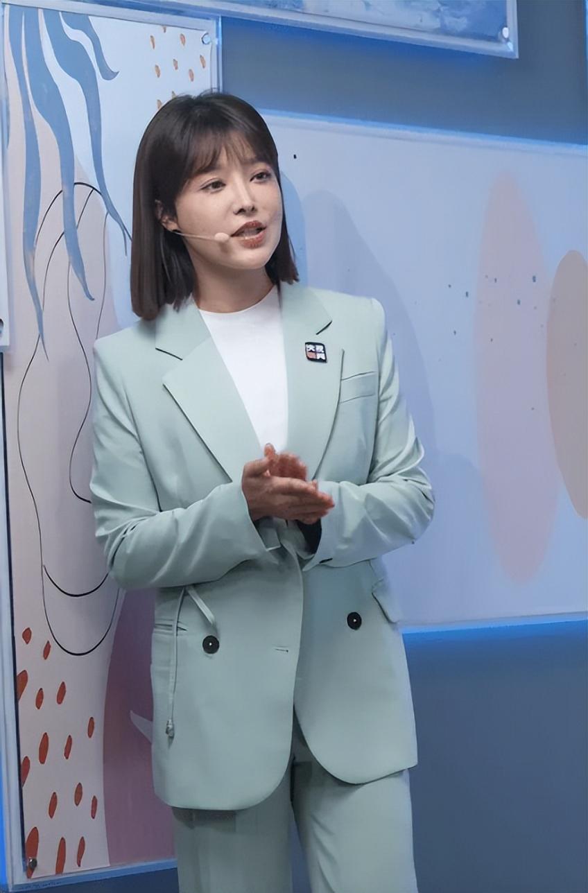 回顾主播胡蝶嫁大12岁导演丈夫婚后生一男一女如今幸福美满