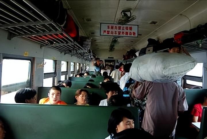 回顾:为什么绿皮火车还没淘汰?是为谁保留,原来还有这些用处!