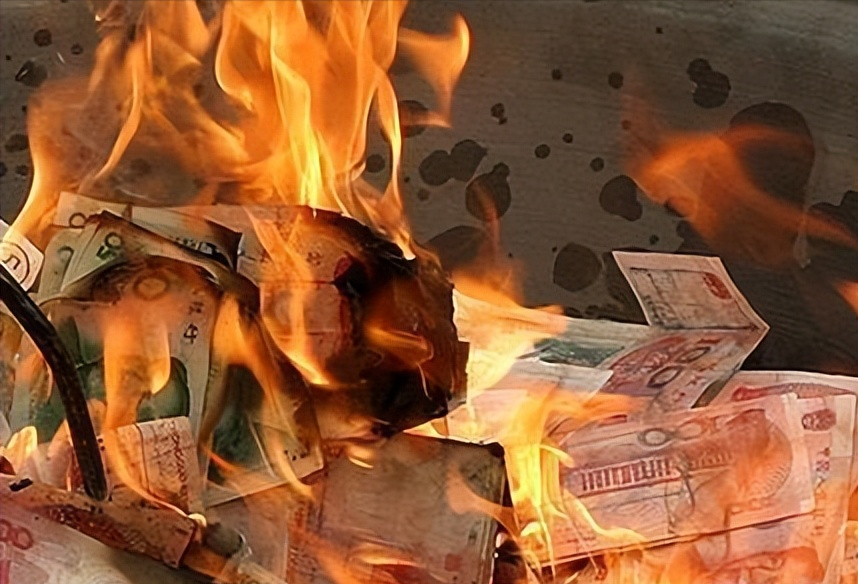 2015年老人因子女不孝,将21万现金藏在寿衣下,带进焚化炉烧干净