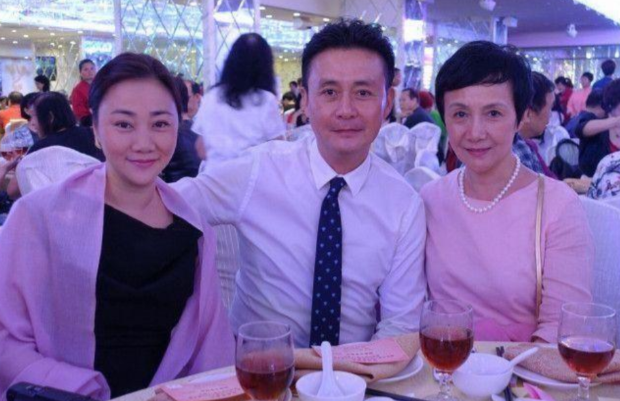 回顾演员邢岷山娶恩师女儿为妻宠妻如宝30年带着岳父母拍戏