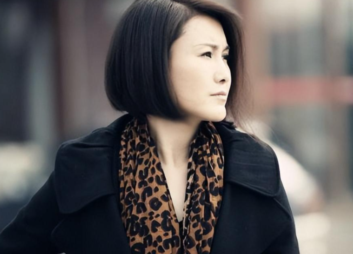 回顾演员王茜为大23岁亡夫守寡9年54岁独自养娃至今仍单身