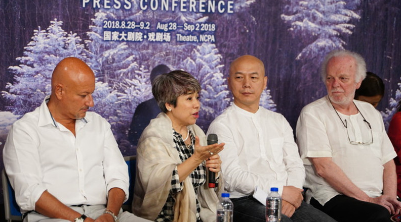 还未出国之前,就读于中音乐学院期间,迪里拜尔就已经结婚,结婚后,她并