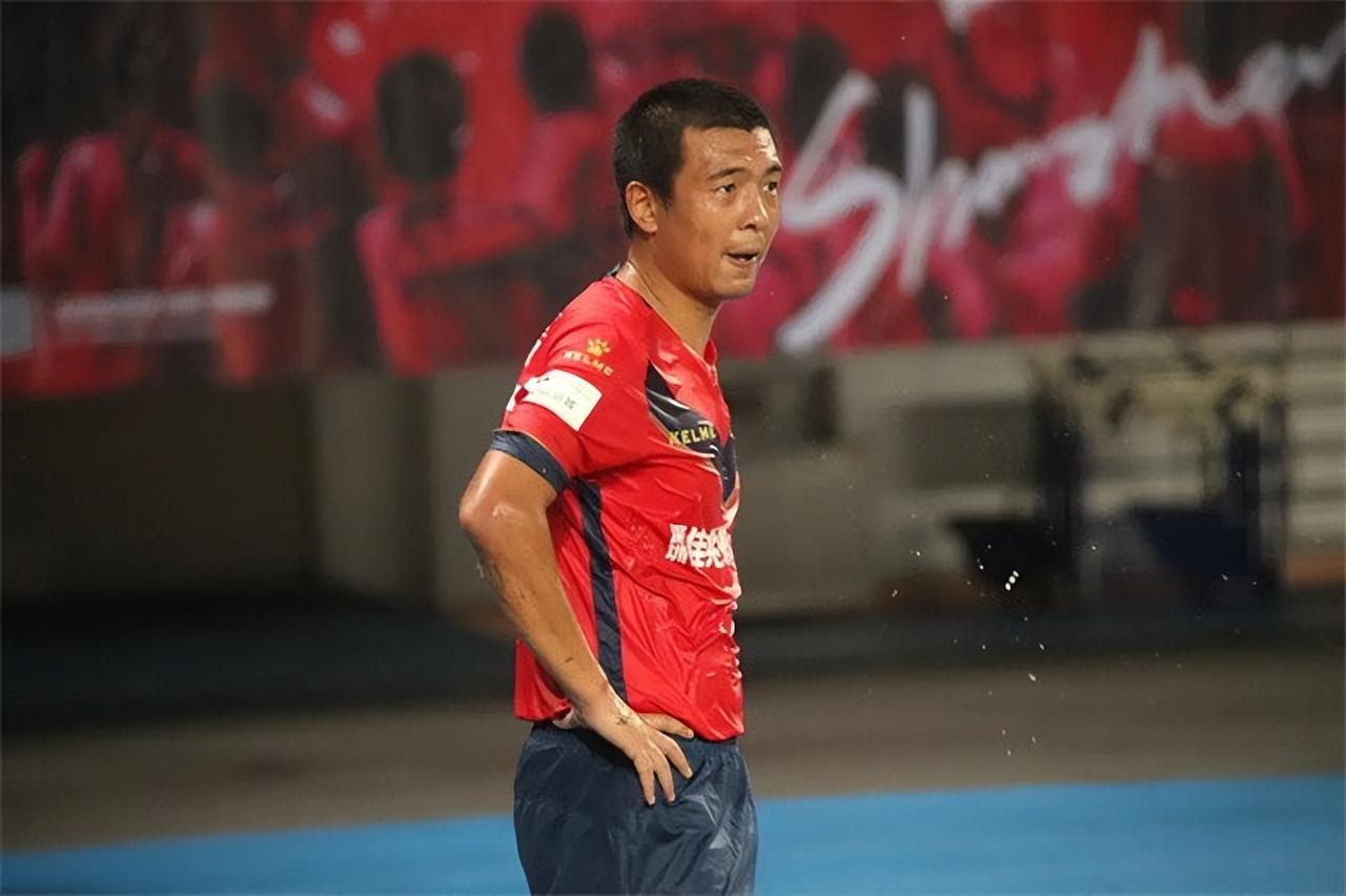 回顾国足徐亮28岁落选国家队退役后教学今投资海外生活滋润