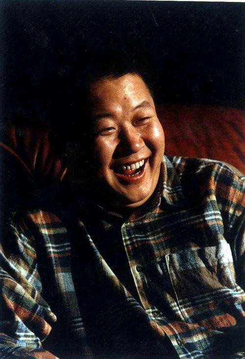 回顾牛振华从食堂大师傅到国际影帝冯巩的搭档48岁酒驾去世