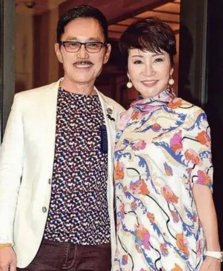 回顾狄波拉前夫是谢贤儿子是谢霆锋如今70岁婚姻幸福