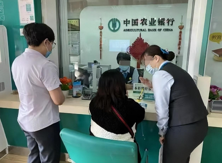 在1989年将600元存入了和骆先生同样的银行里,胡女士的家庭并不富裕