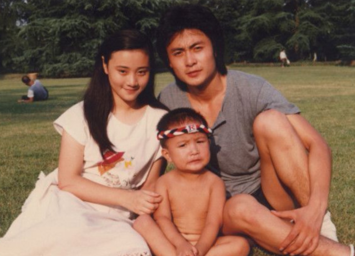 回顾演员邢岷山娶恩师女儿为妻宠妻如宝30年带着岳父母拍戏