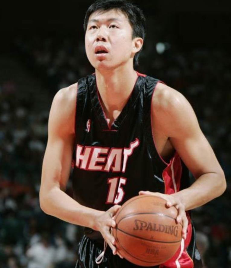 回顾王治郅人生坎坷离婚后42岁再婚小娇妻儿子是篮坛小巨人