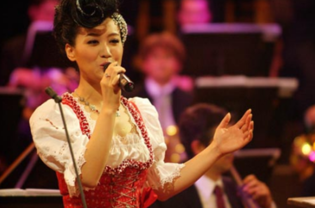 回顾谭晶感恩父母的付出成名后给爸妈补办婚礼37岁为爱生女