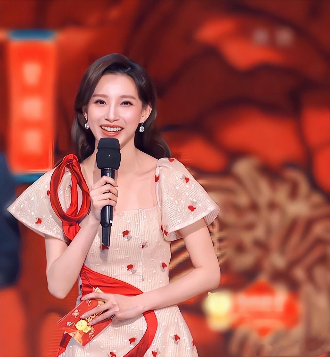 当晚,马凡舒一袭红色长裙亮相,搭配一头波浪长发显得格外优雅迷人