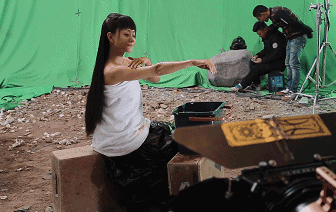 杨蓉这种情况,在电视上看起来仿佛是用了一些高科技手段,她身旁洋溢着